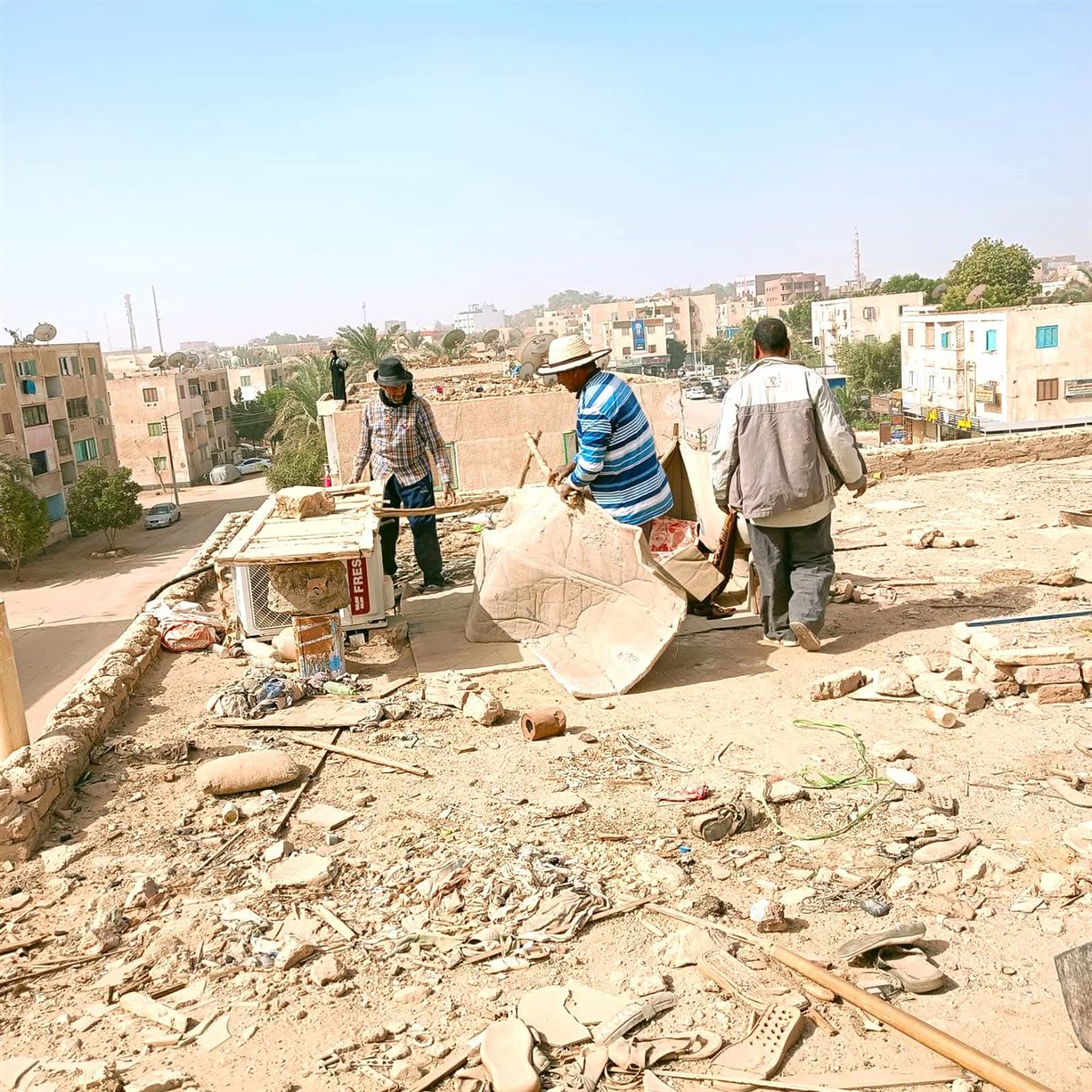 جانب من ازالة العشش من اعلي العقارات