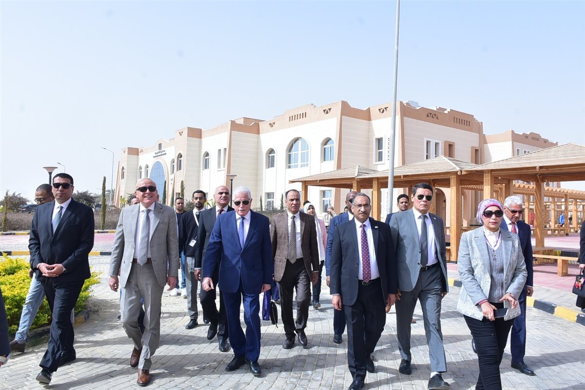 جولة مستشار الرئيس ومحافظ الأقصر في الجامعة التكنولوجية&nbsp;