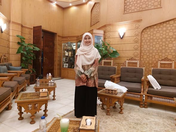 بعد طلبها عبر القاهرة 24.. الطالبة الإندونيسية ييلي بوترياني تقابل الإمام الأكبر الدكتور أحمد الطيب ووكيل الأزهر