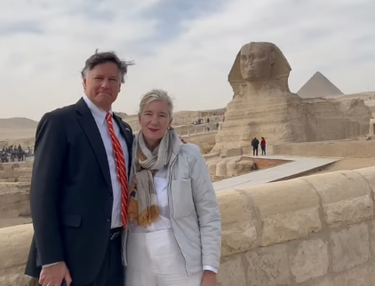 &nbsp;كريستوفر لاندو نائب وزير الخارجية الأمريكية رفقة زوجته بالأهرامات&nbsp;