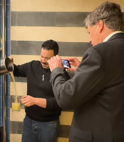 &nbsp;كريستوفر لاندو نائب وزير الخارجية الأمريكية يشرب عصير القصب&nbsp;