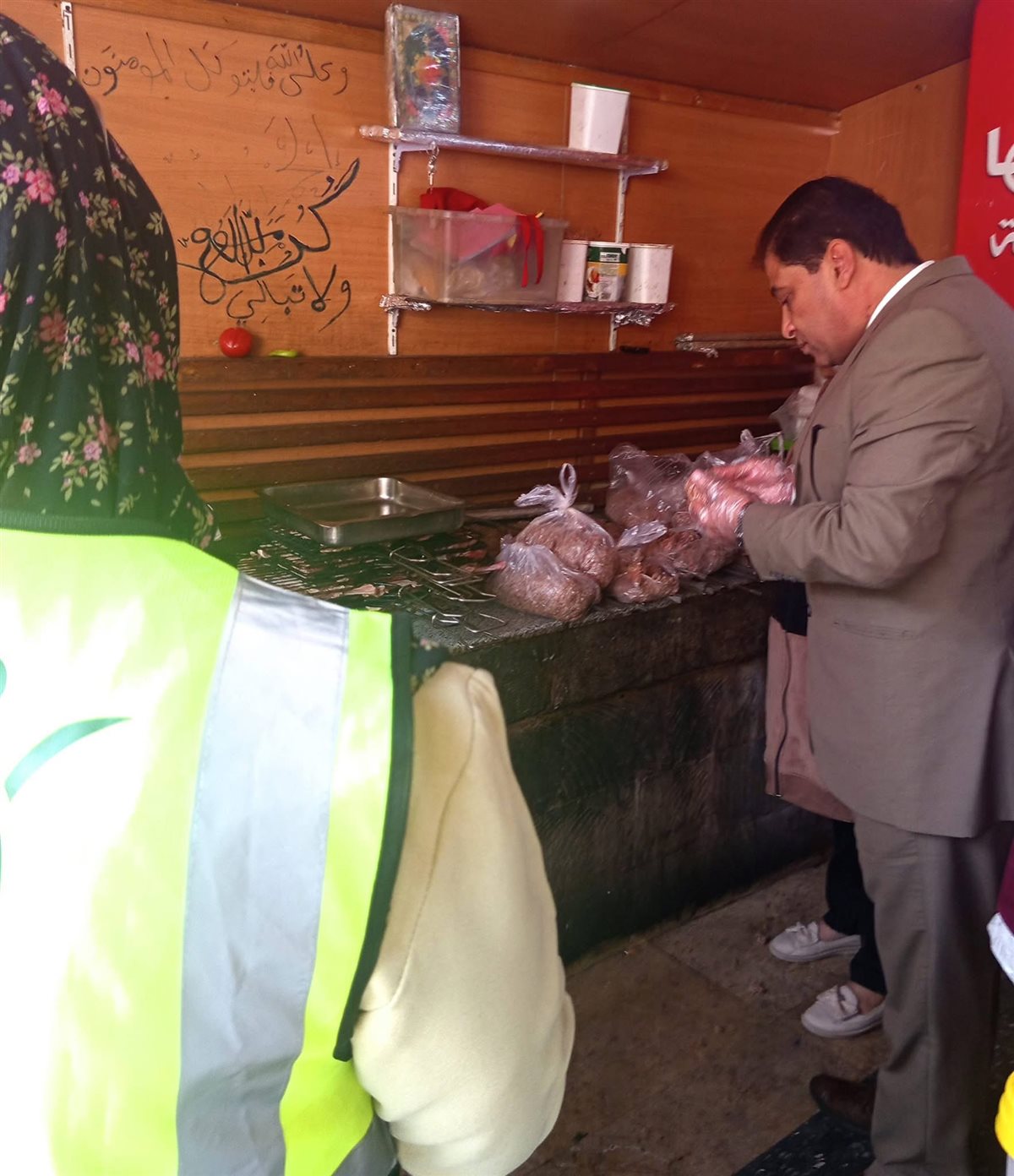 ضبط لحوم فاسدة بمطعمين في الأقصر