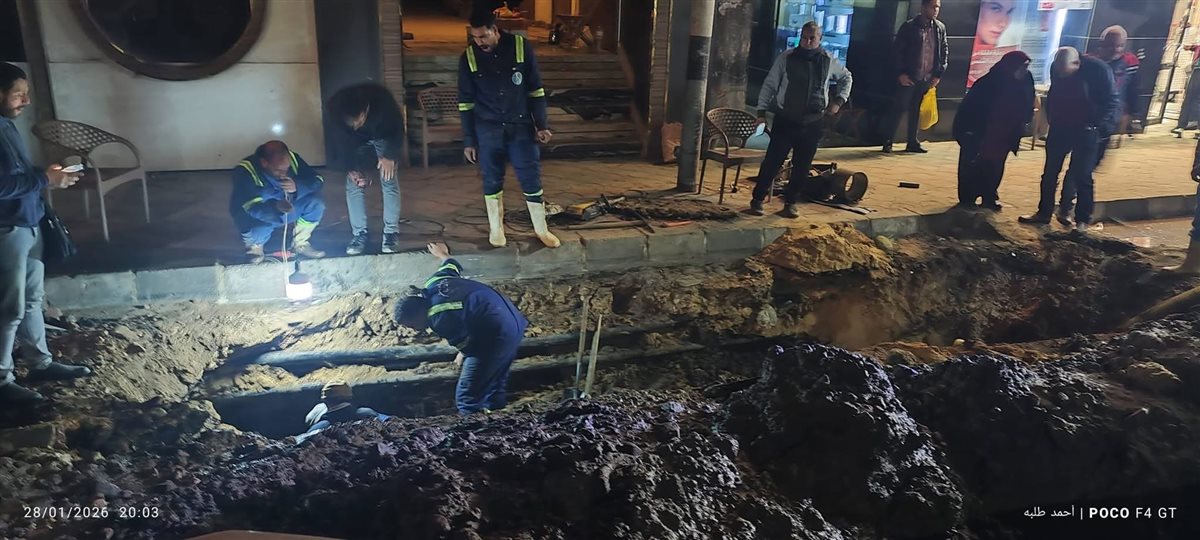 إصلاح كسر مفاجئ بخط مياه رئيسي في المنصورة