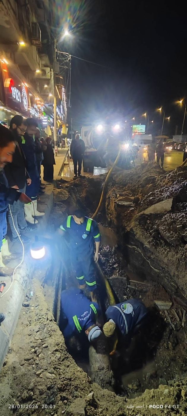 إصلاح كسر مفاجئ بخط مياه رئيسي في المنصورة