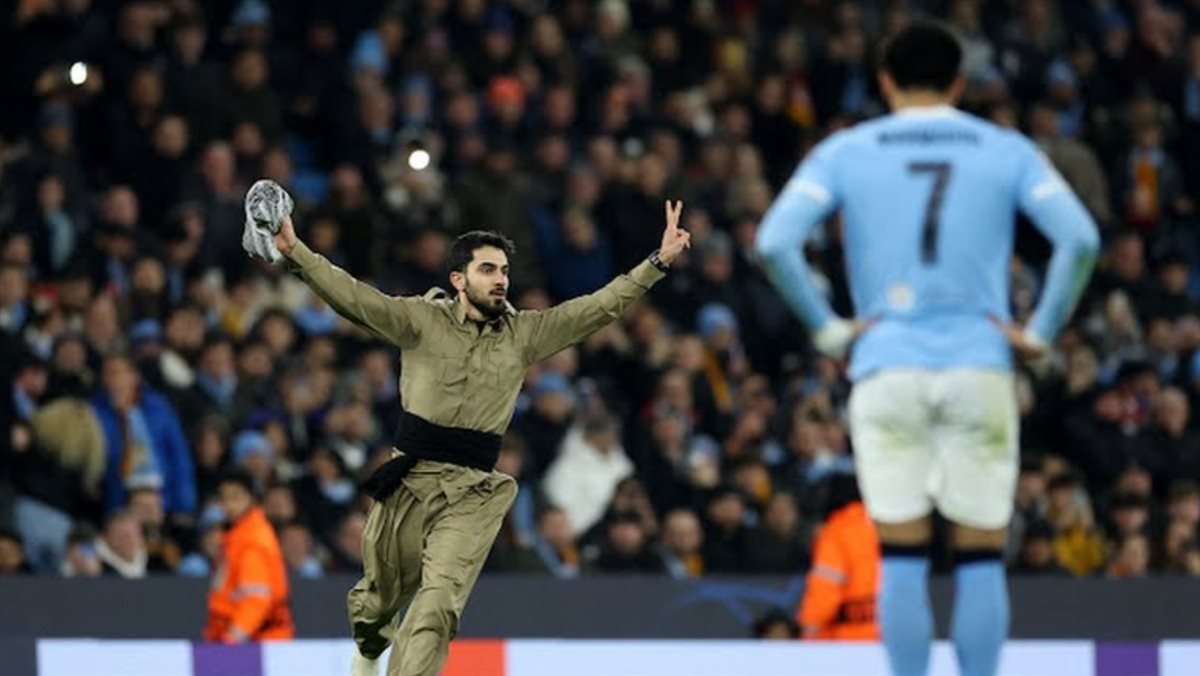 <strong>اقتحام مشجع لمباراة مانشستر سيتي وجلطة سراي في دوري أبطال أوروبا</strong>