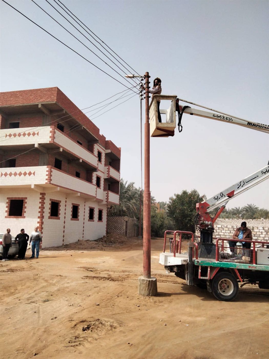 حملات لصيانه اعمدة الانارة في الوادى الجديد