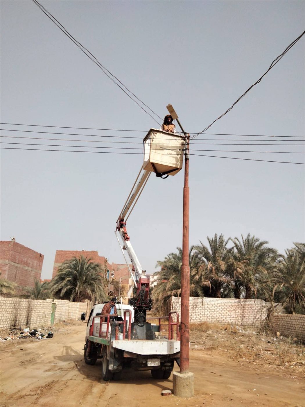 حملات لصيانه اعمدة الانارة في الوادى الجديد