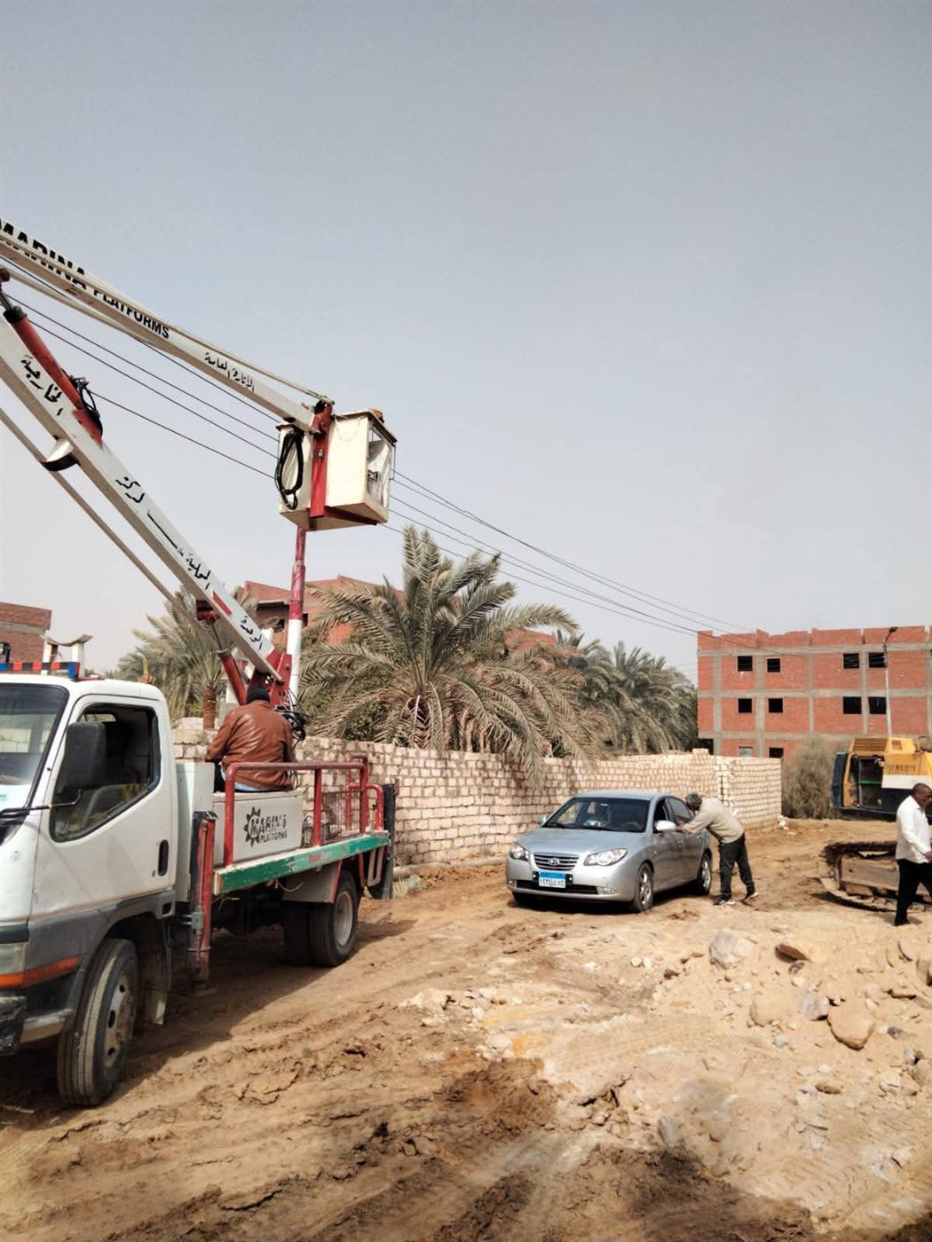 حملات لصيانه اعمدة الانارة في الوادى الجديد