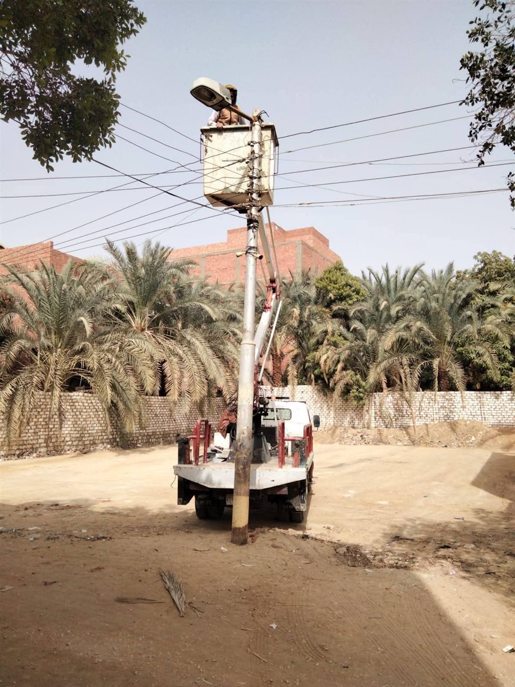 حملات لصيانه اعمدة الانارة في الوادى الجديد