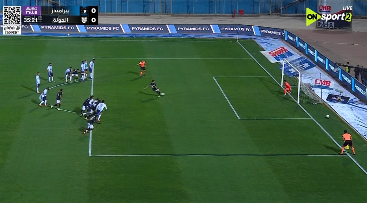 لحظة تنفيذ ركلة الجزاء وتوغل زيكو