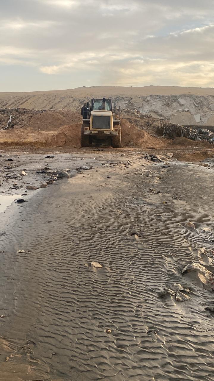 الدفع بمعدات ولوادر لإصلاح خور صرف صحي أمام معرض الكتاب بمدينة نصر