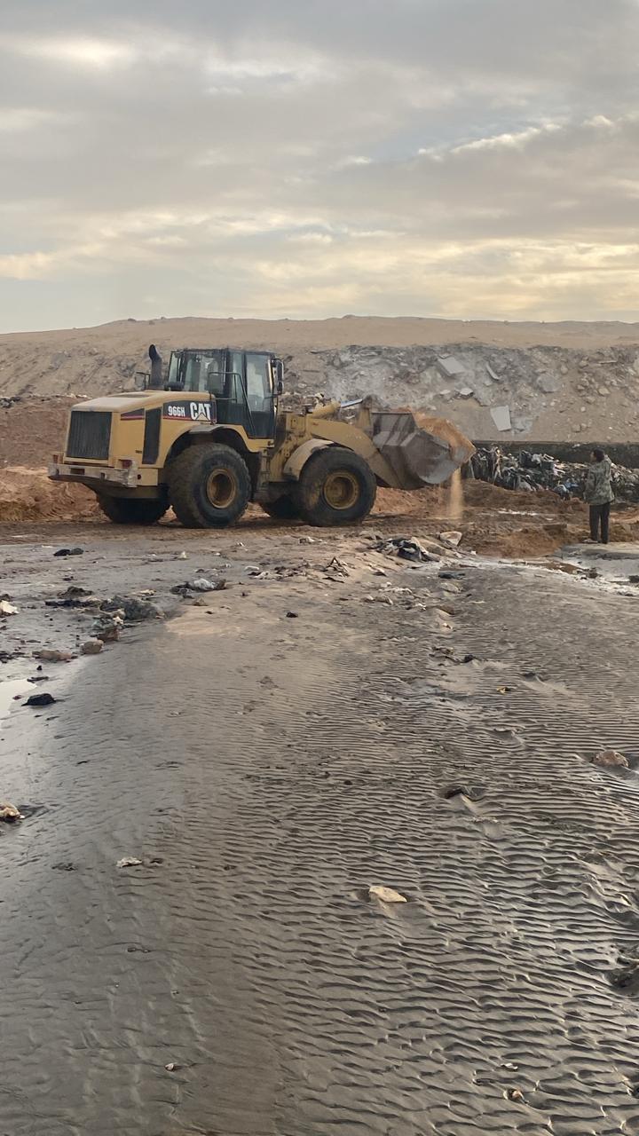 الدفع بمعدات ولوادر لإصلاح خور صرف صحي أمام معرض الكتاب بمدينة نصر
