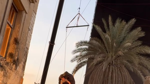 فيديو مشهد تمثيلي يظهر صغير عالقًا