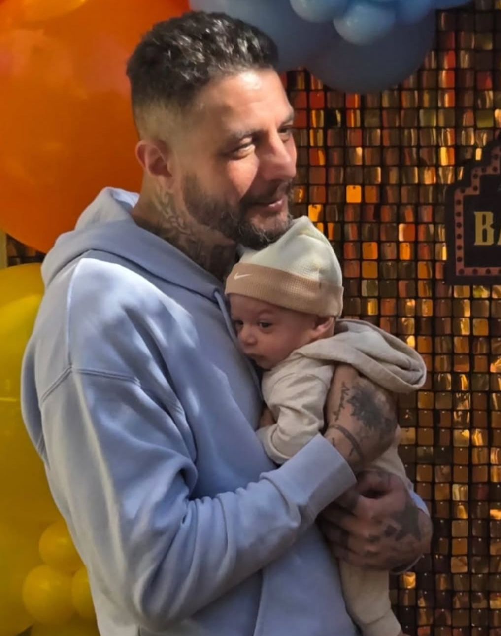 أحمد الفيشاوي يثير الجدل بـ صور رفقة رضيع ويعلق: حمدالله على السلامة يا حبيب جدو