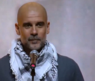 <strong>بيب جوارديولا المدير الفني لـ مانشستر سيتي يرتدي الكوفية الفلسطينية ويتحدث في خطاب في مدينة برشلونة عن غزة&nbsp;</strong>