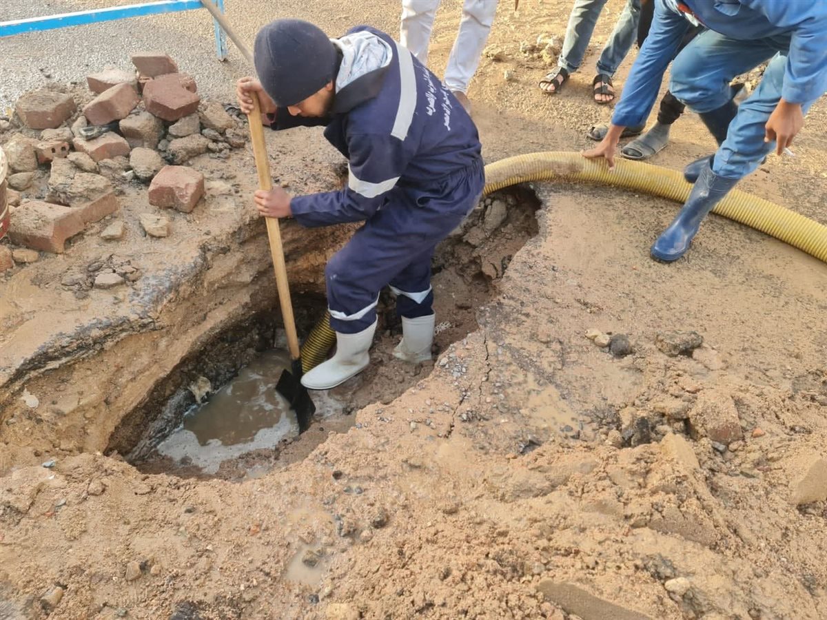 عطل خط مياه بشارع المصالح بالغردقة 