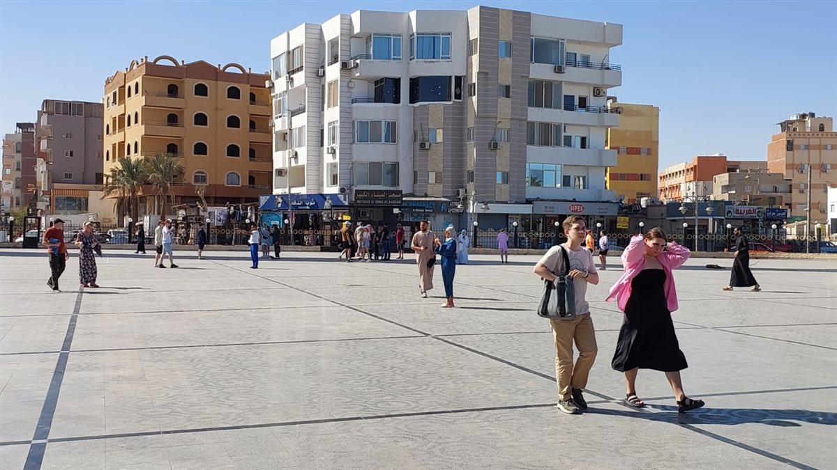 توافد السائحين علي مسجد الميناء بالغردقة 