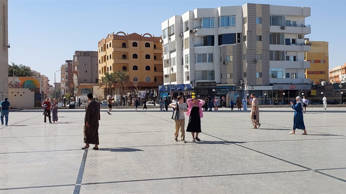 توافد السائحين علي مسجد الميناء بالغردقة 