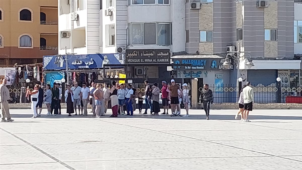 توافد السائحين علي مسجد الميناء بالغردقة 