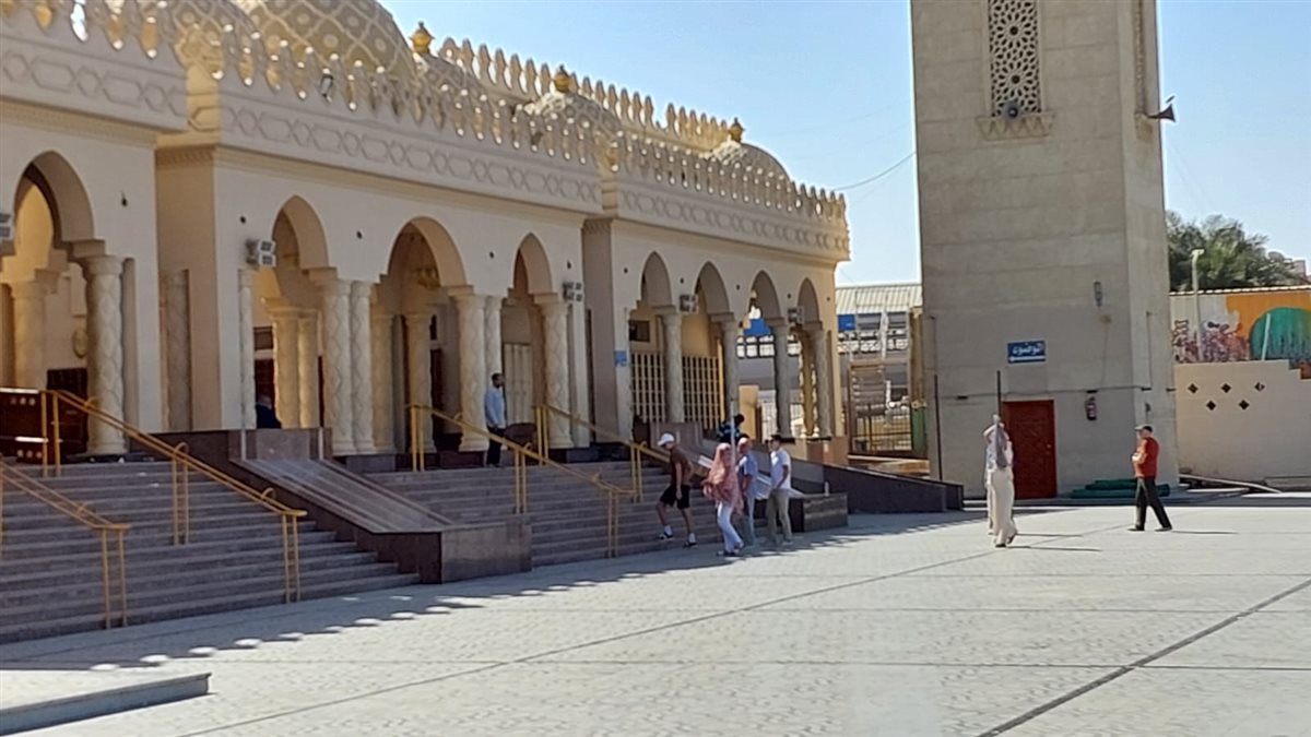 توافد السائحين علي مسجد الميناء بالغردقة 