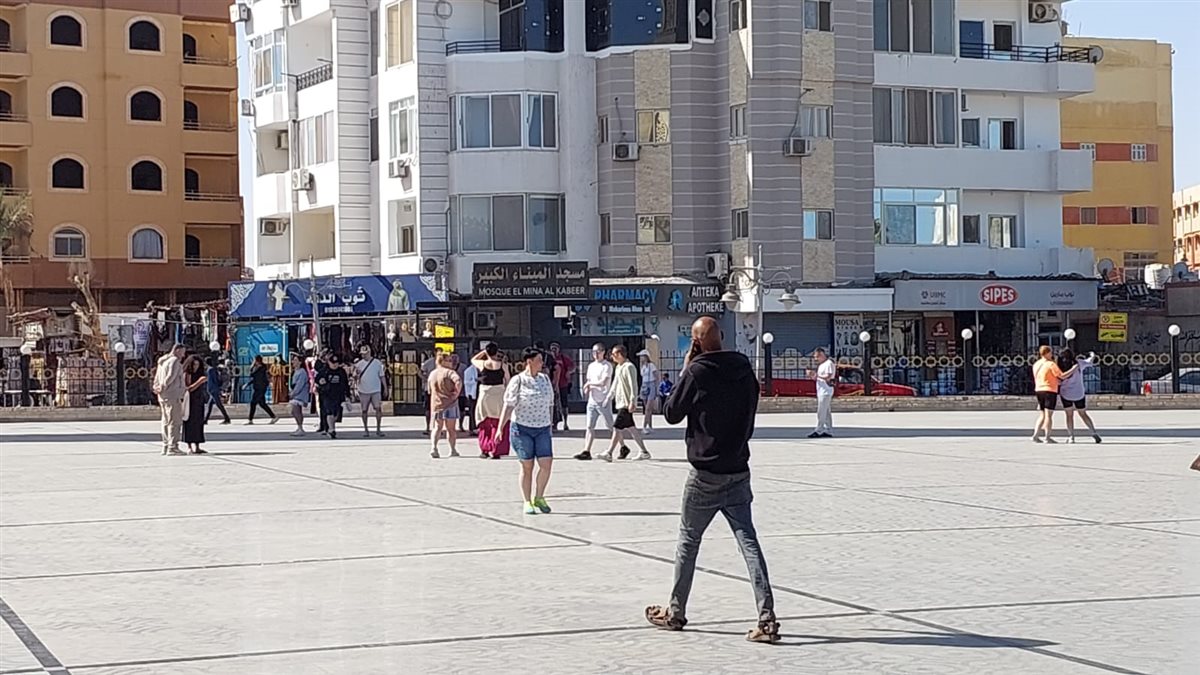 توافد السائحين علي مسجد الميناء بالغردقة 