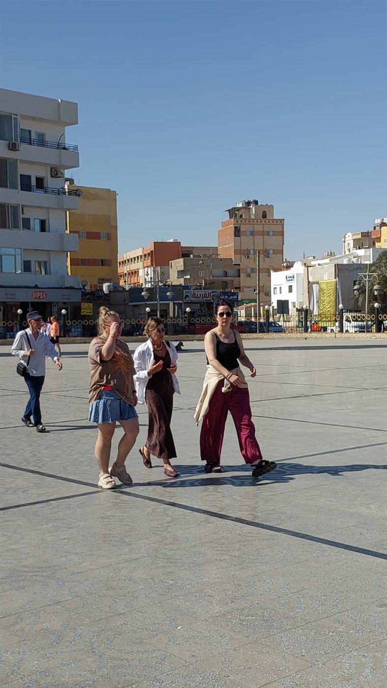 توافد السائحين علي مسجد الميناء بالغردقة 