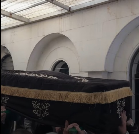 خروج جثمان هدى شعراوي من المستشفى استعدادًا لصلاة الجنازة وتشييعه إلى مثواه الأخير