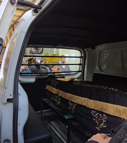 خروج جثمان هدى شعراوي من المستشفى استعدادًا لصلاة الجنازة وتشييعه إلى مثواه الأخير