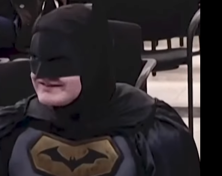 باتمان يقتحم اجتماعًا رسميًا في كاليفورنيا ويهاجم سلطات المدينة