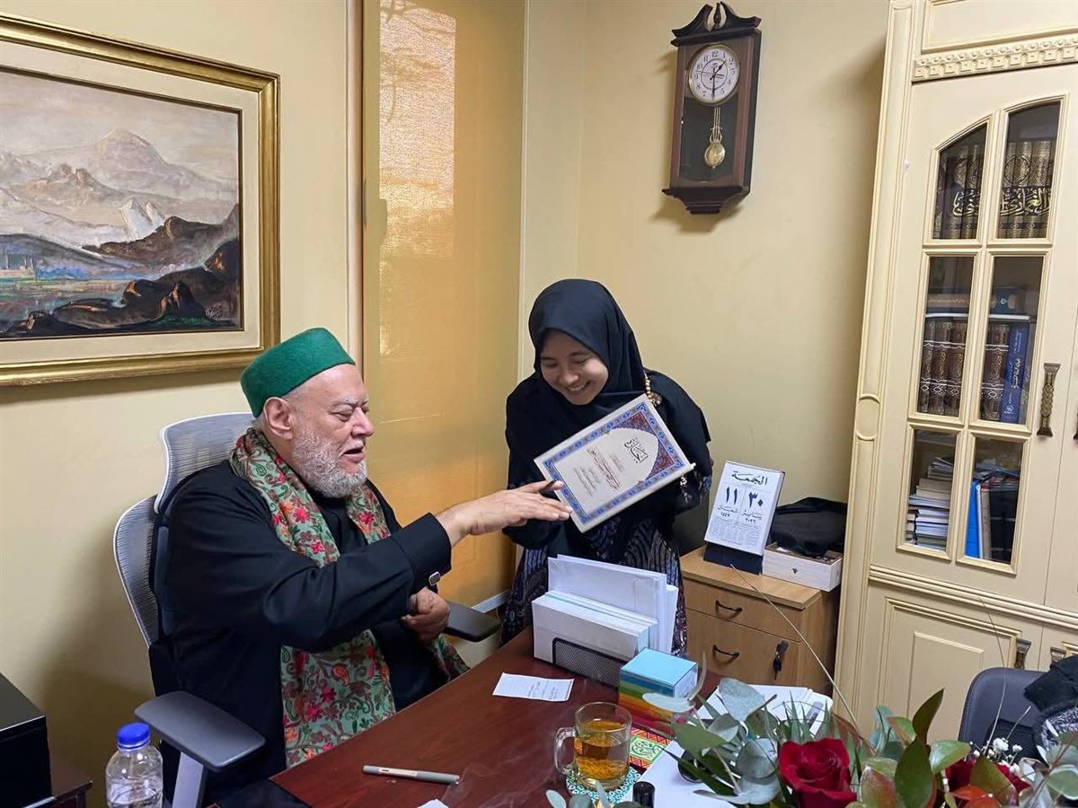 علي جمعة: التقيت الطالبة الإندونيسية ييلي فوجدت في حديثها وحضورها مثالًا حيًّا لما نرجوه من طالب العلم