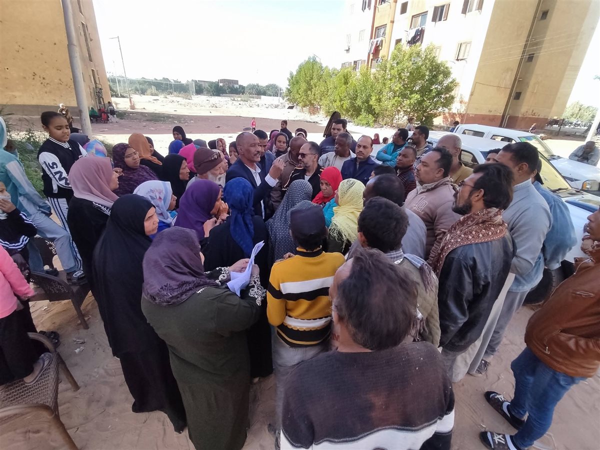 جانب من لقاء رئيس مركز الخارجة باهالي حي الاولي بالرعاية