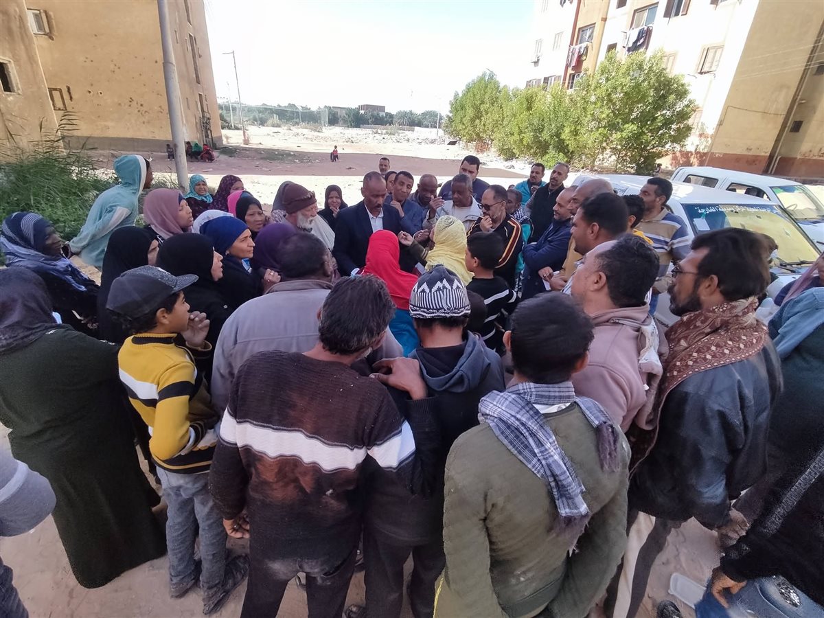 جانب من لقاء رئيس مركز الخارجة باهالي حي الاولي بالرعاية