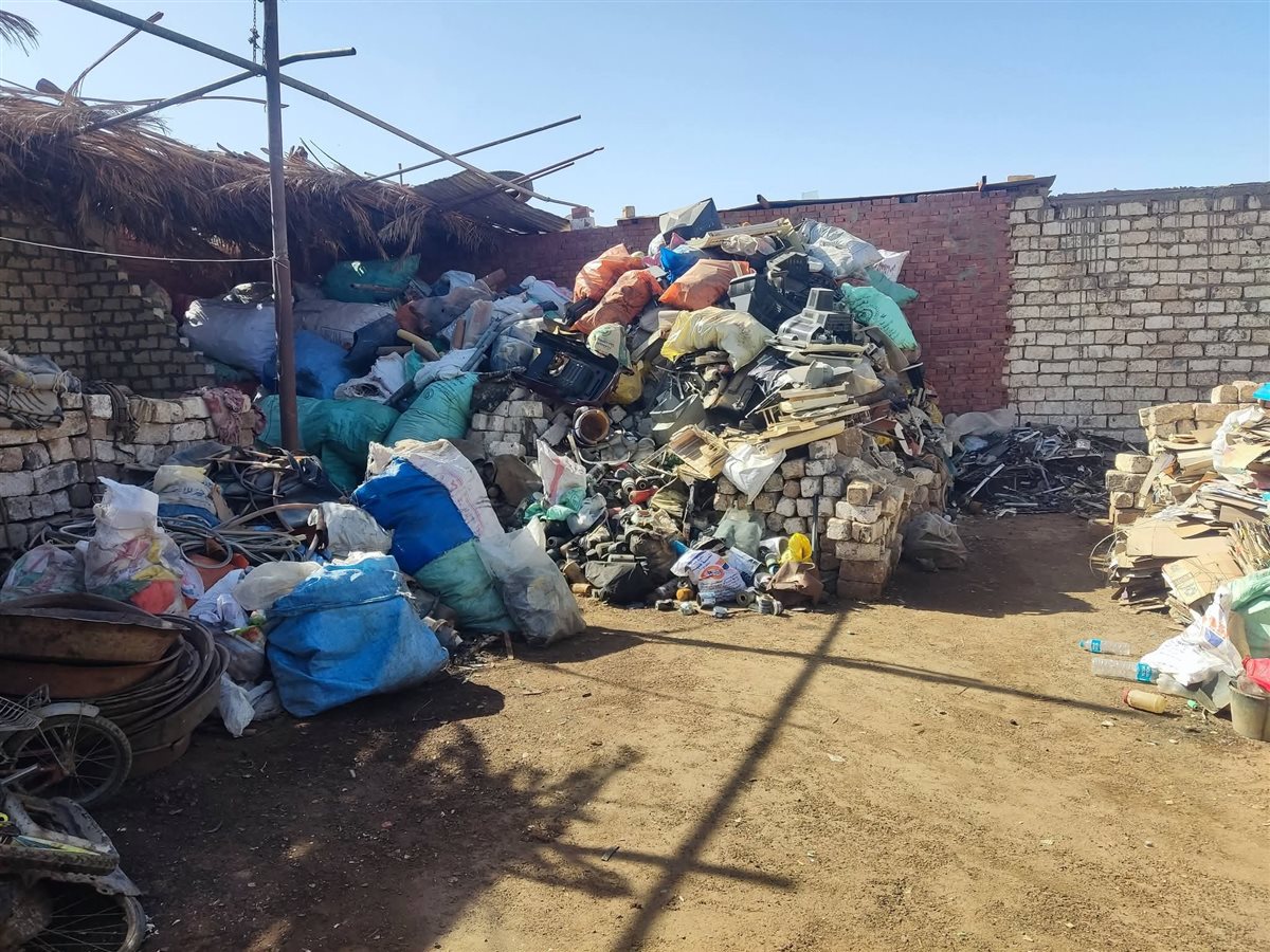 مخازن خردة داخل الكتل السكنية