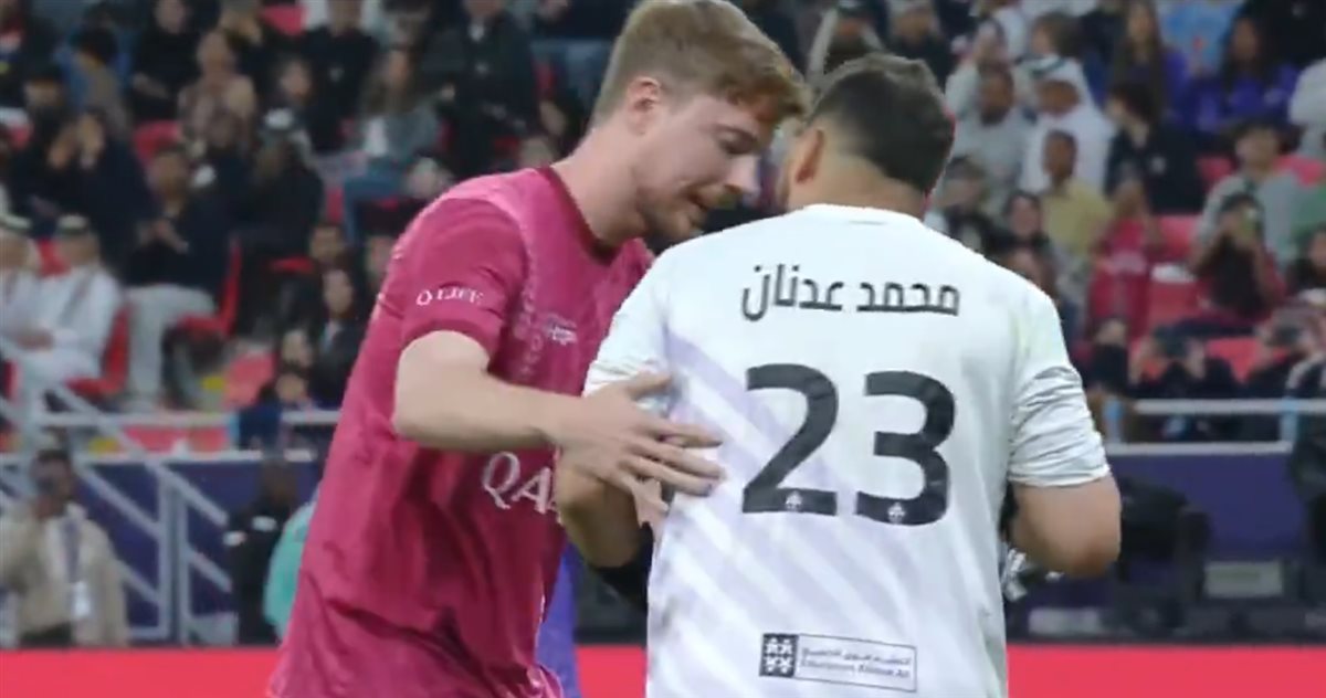 مستر بيست يذهل الجماهير بمحاولة رشوة حارس المرمى في مباراة إحياء الأمل بقطر