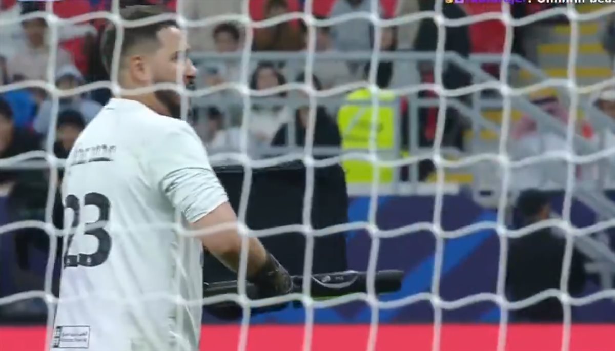 مستر بيست يذهل الجماهير بمحاولة رشوة حارس المرمى في مباراة إحياء الأمل بقطر