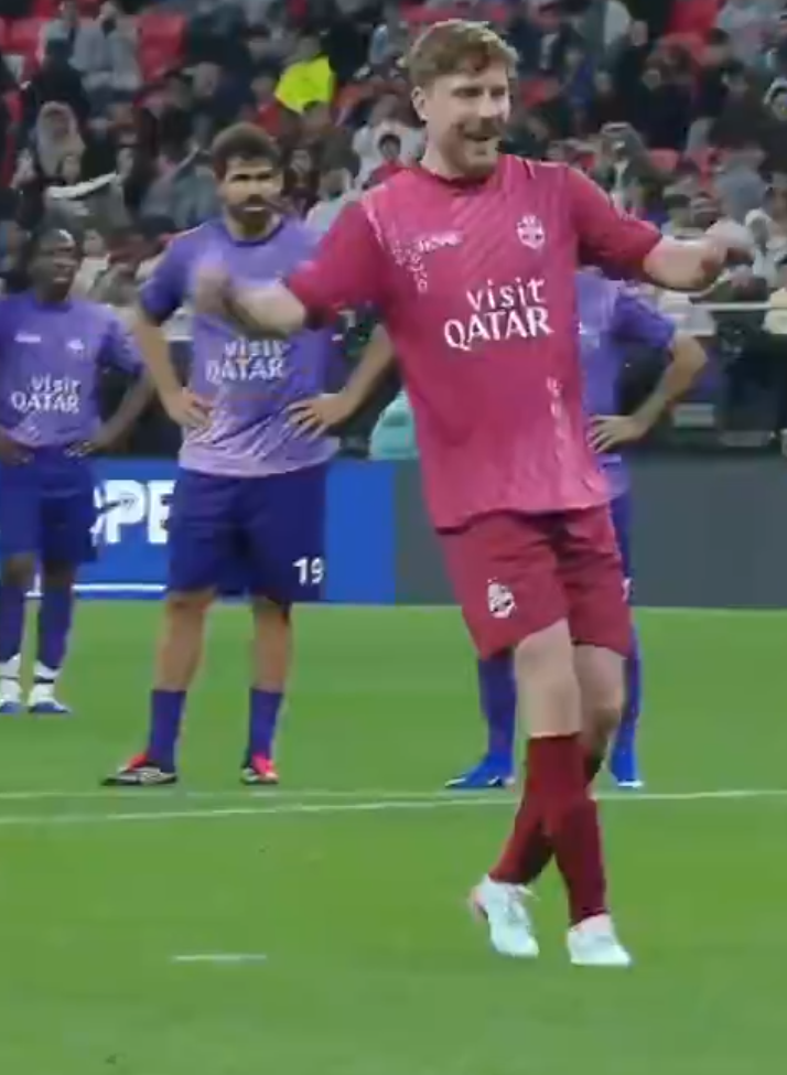 مستر بيست يذهل الجماهير بمحاولة رشوة حارس المرمى في مباراة إحياء الأمل بقطر