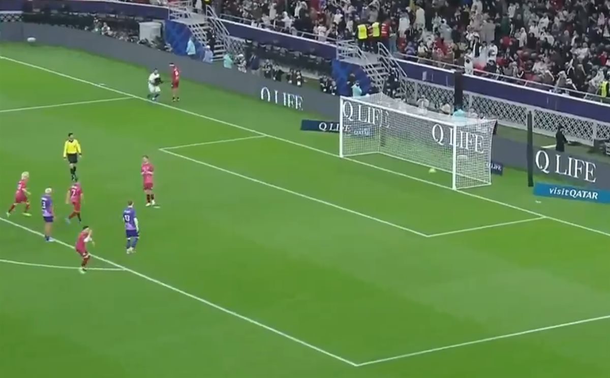 مستر بيست يذهل الجماهير بمحاولة رشوة حارس المرمى في مباراة إحياء الأمل بقطر