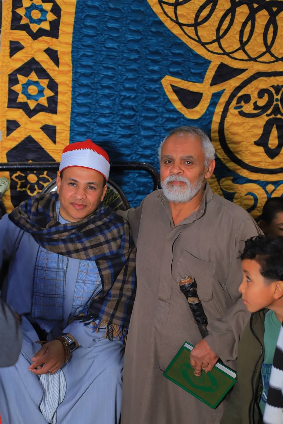 عريس يوزّع 1000 مصحف بدل السجائر في ليلة زفافه بسوهاج