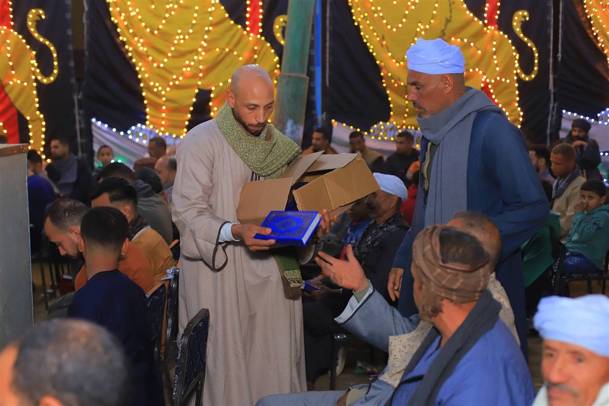 عريس يوزّع 1000 مصحف بدل السجائر في ليلة زفافه بسوهاج