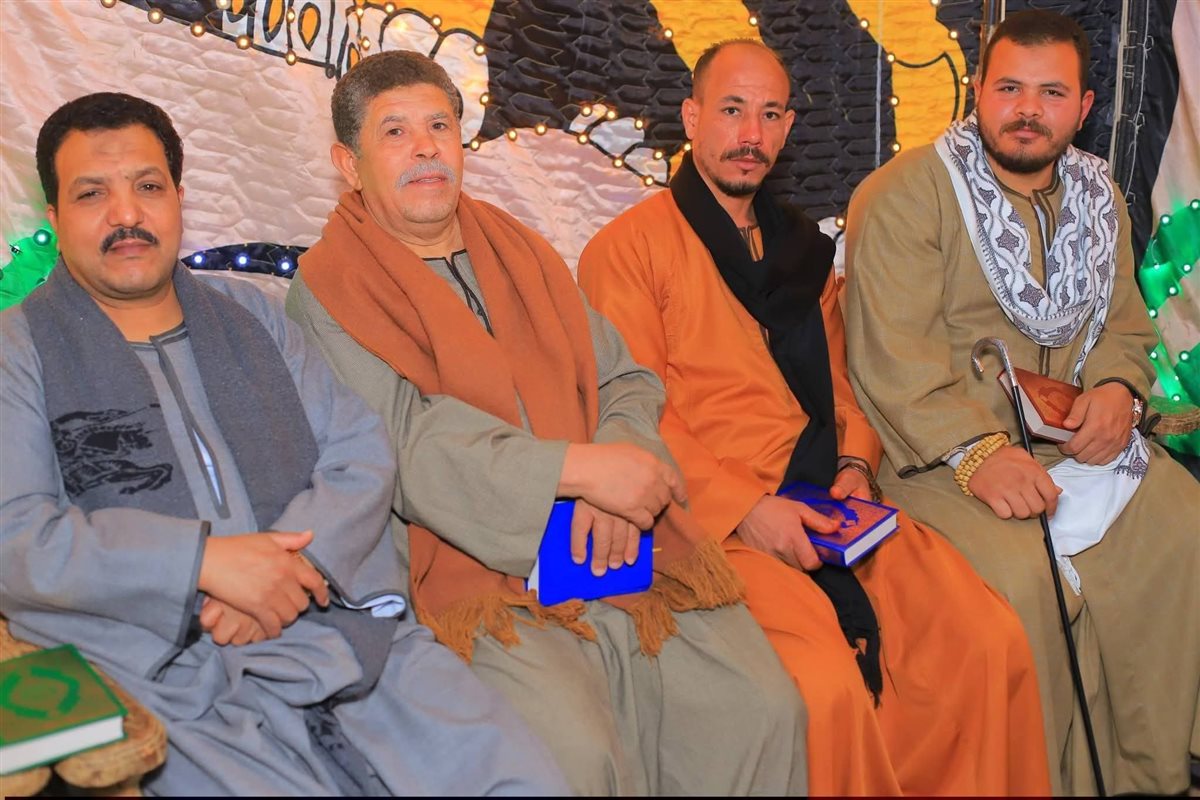 عريس يوزّع 1000 مصحف بدل السجائر في ليلة زفافه بسوهاج