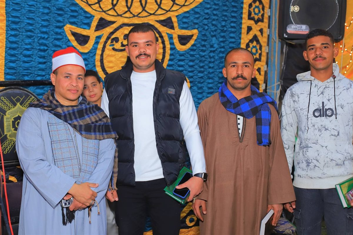 عريس يوزّع 1000 مصحف بدل السجائر في ليلة زفافه بسوهاج