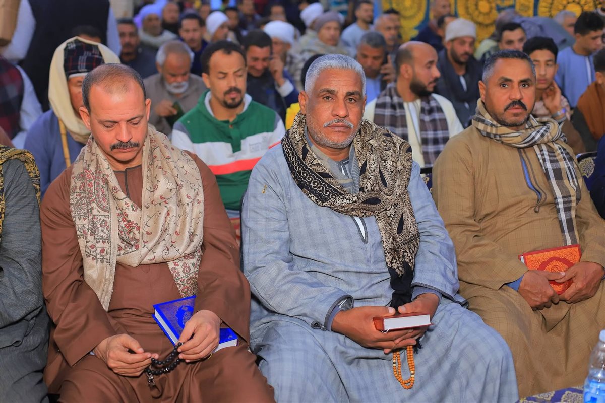 عريس يوزّع 1000 مصحف بدل السجائر في ليلة زفافه بسوهاج