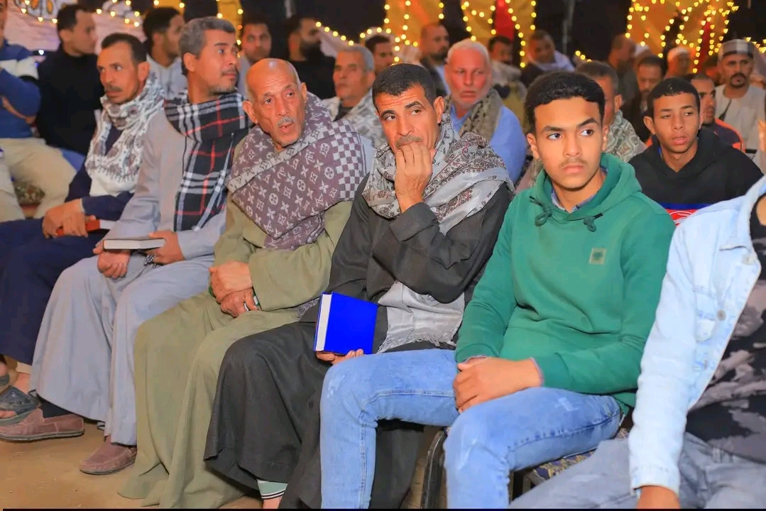 عريس يوزّع 1000 مصحف بدل السجائر في ليلة زفافه بسوهاج