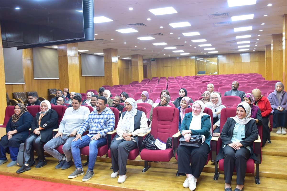 محافظ الأقصر يكرم موظفي المحافظة&nbsp;