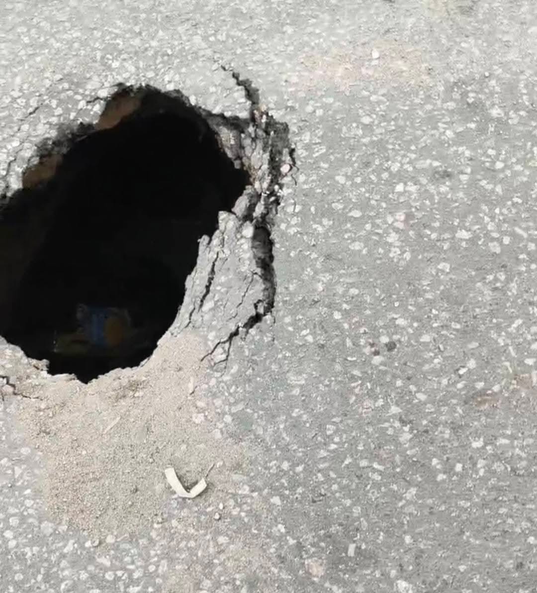 إصلاح كسر بخط الطرد العمومي بشارع الجلاء