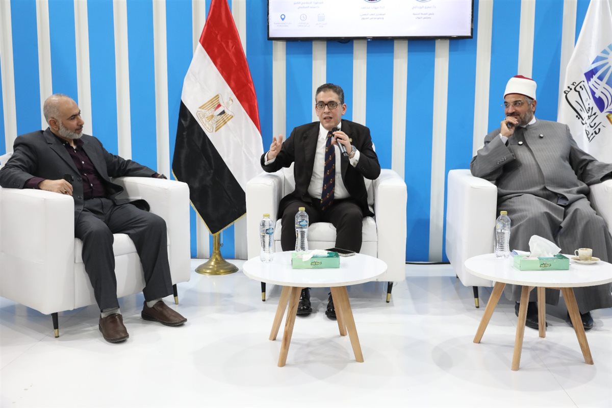 الدكتور مهاب مجاهد عضو مجلس الشيوخ واستشاري الطب النفسي يشارك في ندوة بجناح دار الإفتاء بمعرض الكتاب