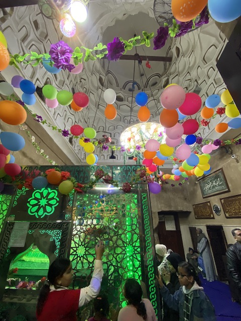 تزيين ضريح سيدي أبو الحجاج بالورود والبالونات