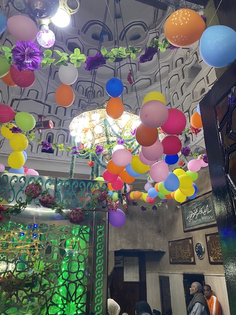 تزيين ضريح سيدي أبو الحجاج بالورود والبالونات