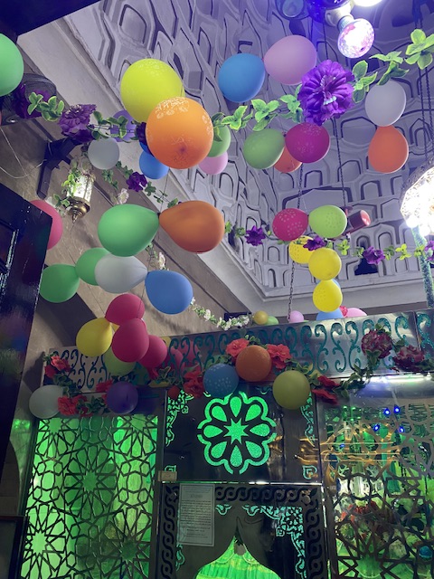 تزيين ضريح سيدي أبو الحجاج بالورود والبالونات