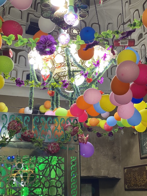تزيين ضريح سيدي أبو الحجاج بالورود والبالونات